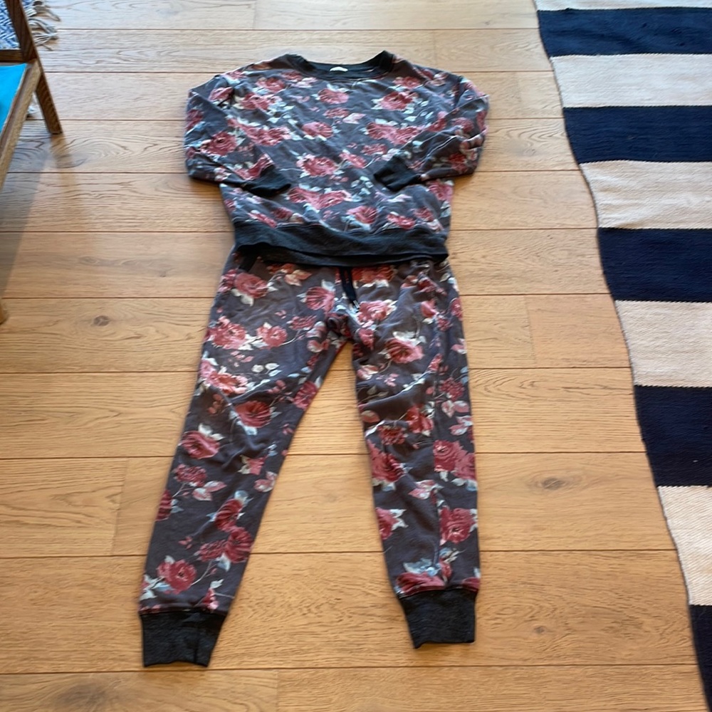 Splendid, matching floral set sweatshirt and joggers